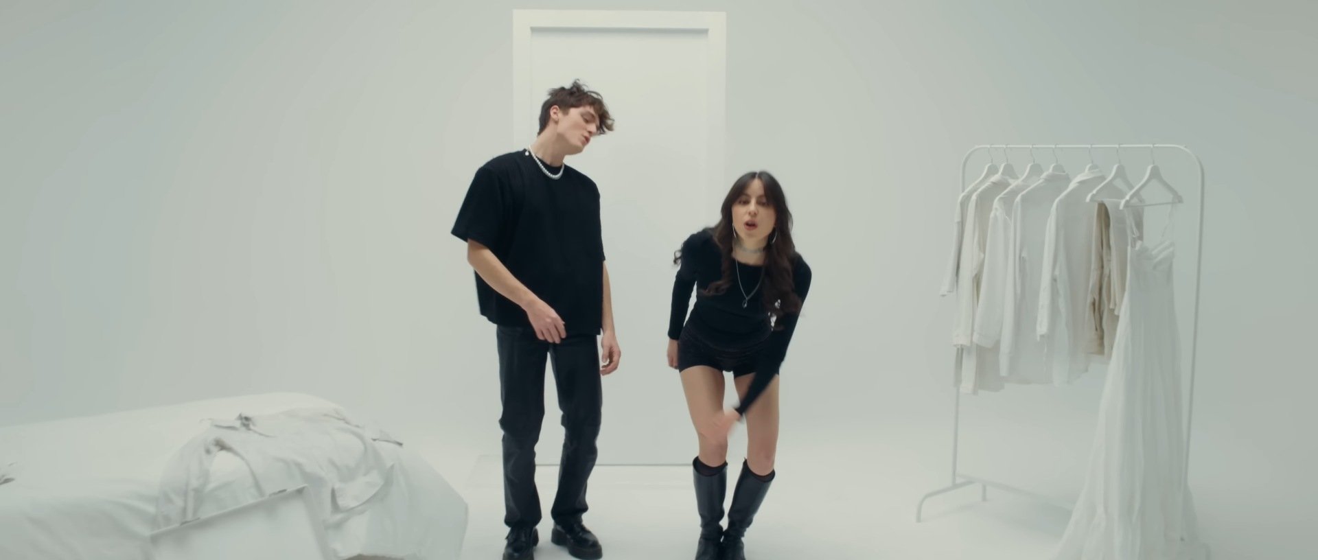 Photogramme 1 de Adèle & Robin — Courage (clip, réalisé par Naumaur)